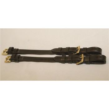 Zwei braune Lederhalsbänder für Haustiere mit goldenen Schnallen, flach auf einem hellen Hintergrund ausgelegt.