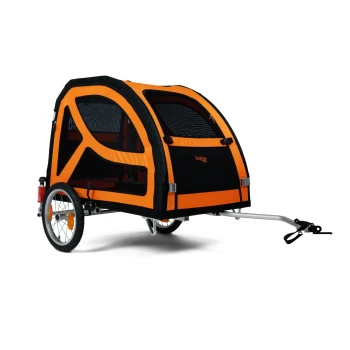 Ein schwarzer und orangefarbener Haustieranhänger mit Netzfenstern, entworfen für den Transport von Haustieren, mit einem stabilen Rahmen und Rädern.