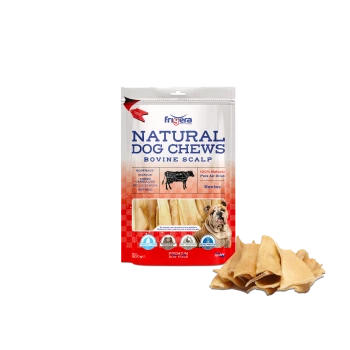 Verpackung von Natural Dog Chews Bovine Scalp mit luftgetrockneten Hundeleckerlis, mit einem Bild eines Bulldogs und Text, der 100% natürliche Zutaten hervorhebt.