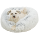 Ein flauschiges, rundes Haustierbett in Hellgrau und Weiß, mit einem gemütlichen Innenraum, in dem ein kleiner Hund eingekuschelt ist.