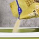 Eine goldene Tüte Haustierfutter mit der Aufschrift "Lyra Power" wird in einen grünen Behälter gegossen, während Körner aus der Tüte herausfallen.