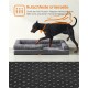 Dobermann steigt in graues Hundebett mit punktierter, rutschfester Unterseite, orangefarbene Umhang-Grafik; sichtbarer Text 'Rutschfeste Unterseite'.