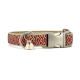 Stylische Tierhalsband mit einem rot-beigen geometrischen Muster, silberner Schnalle und dekorativen weißen Quasten.