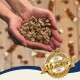 Hände halten braune Futterwürfel; goldenes Siegel mit der Aufschrift ‚Seit über 15 Jahren‘, ‚Bewährte Qualität‘, ‚Best Quality‘.