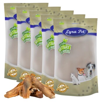 Fünf Tüten Lyra Pet natürliche Hundeleckerlis, mit einer Vielzahl von Tierbildern und einem "10 Jahre"-Siegel, mit Leckerlis, die vorne angezeigt werden.