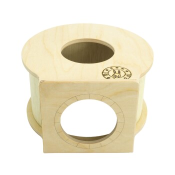 Holzhaustierspielzeug mit runder Oberseite und seitlichen Öffnungen, mit einem Hasenlogo und einer natürlichen Oberfläche.