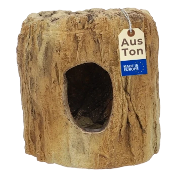 Hohles, künstliches Baumstamm-Versteck für Haustiere mit Eingangsloch und Anhänger mit der Aufschrift 'Aus Ton' und 'MADE IN EUROPE'