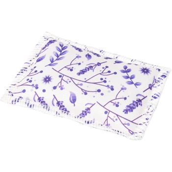 Dekoracyjna poduszka dla zwierząt z lawendowym i kwiatowym wzorem w odcieniach fioletu na białym tle, z frędzlami na brzegach.