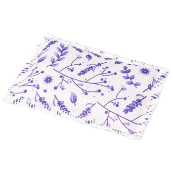 Ein dekoratives Haustierkissen mit einem Lavendel- und Blumenmuster in lila Tönen auf einem weißen Hintergrund, mit fransigen Kanten.