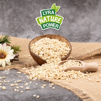 Schüssel mit zerstoßenem Tierfutter auf Jute, mit einer Holzschaufel daneben; "LYRA NATURE POWER"-Logo darüber.