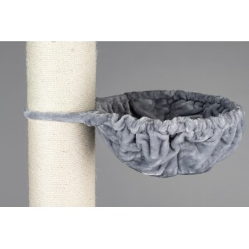 Grau plüschige Haustier-Hängematte, die an einem beigen Kratzbaum befestigt ist, entworfen für Katzen, um bequem zu ruhen.