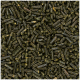 Nahaufnahme von dunkelgrünen, zylindrischen Haustierfutterpellets, die auf einer Oberfläche verstreut sind, und deren Textur und Form zeigen.