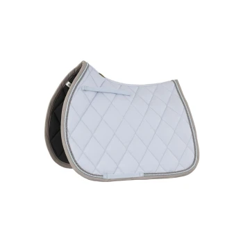 Hellblaues, gestepptes Sattelpad mit grauem Rand, mit einer Schlaufe zur Befestigung, vor einem schwarzen Hintergrund präsentiert.