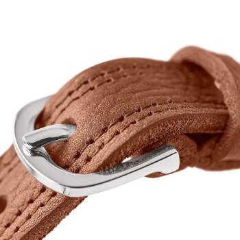 Nahaufnahme eines braunen Leder-Haustierhalsbands mit einer glänzenden silbernen Schnalle, die detaillierte Nähte und Textur zeigt.