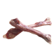 Zwei rohe Fleischknochen, die sich auf einem weißen Hintergrund überkreuzen, ideal zum Kauen für Haustiere und zur Zahngesundheit.
