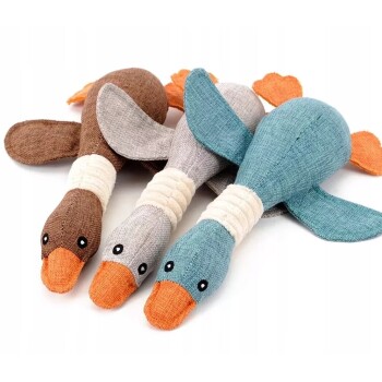 Drei Plüsch-Entenspielzeuge in Braun, Grau und Türkis, mit orangefarbenen Schnäbeln und Füßen, mit gestickten Augen und Stoffflügeln.