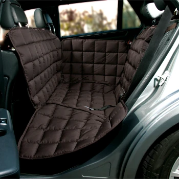 Autodecke S Brauner, gestepptes Haustier-Sitzbezug, der auf dem Rücksitz eines Autos installiert ist, um die Polsterung zu schützen und Komfort für Haustiere zu bieten.