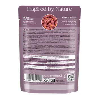 Rückseite eines lila Katzenfutterbeutels mit Überschrift 'Inspired by Nature', Fleischbild, Nährwerttabelle, Barcode und catz finefood-Logo