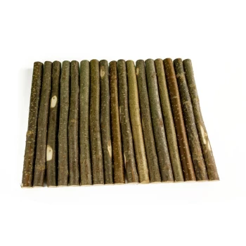 Eine Sammlung von natürlichen Kaustangen für Haustiere, ordentlich in einer Reihe angeordnet, die verschiedene Brauntöne und Texturen zeigt.