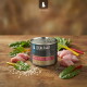 LIEBESGUT Katzenfutterdose mit Aufschrift 'Für Katzen' und 'Kaninchen für Katzen' auf einem Holztisch mit rohem Fleisch, Grünzeug, Reis, Samen.
