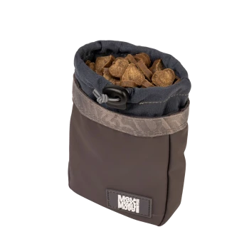 Kleine braune und graue Max & Molly Leckerli-Tasche gefüllt mit herzförmigen Hundeleckerlis.