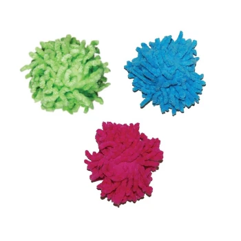 Trois jouets pour animaux colorés en forme de pompons duveteux : vert, bleu et rose, sur un fond blanc.