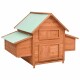Holzhaustierhaus mit einem grünen, geneigten Dach, ausgestattet mit mehreren Zugangstüren und Seitenfächern für Haustiere.