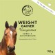 Eine Nahaufnahme des Gesichts eines Pferdes auf grünem Hintergrund, mit dem Produktlabel "Weight Gainer Konzentrate" für Pferde, 700g.