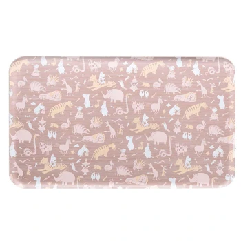 Eine haustierfreundliche Matte mit einem verspielten Muster verschiedener Tiere wie Löwen, Elefanten und Dinosauriern in sanften Pastellfarben auf einem hellrosa Hintergrund.