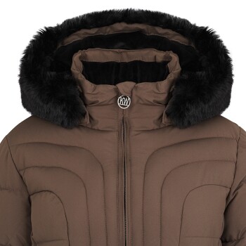 Braune Daunenjacke mit einer schwarzen Kunstfellkapuze, mit einem Reißverschluss vorne und einem runden Logo am Hals.