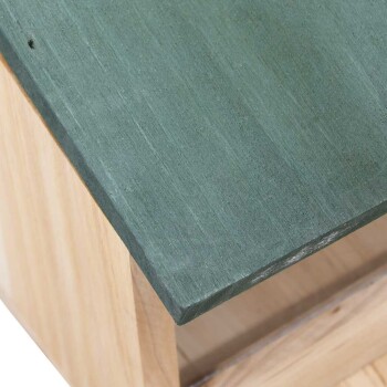 Nahaufnahme eines hölzernen Haustierbettes mit einer grünen Oberflächenfläche und hellen Holzseiten, das seine natürliche Oberfläche und sein Design zeigt.