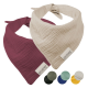 Zwei Haustierbandanas in burgunderrot und beige, beschriftet mit "pluper", mit Farbmuster in grün, schwarz, blau und gelb darunter.