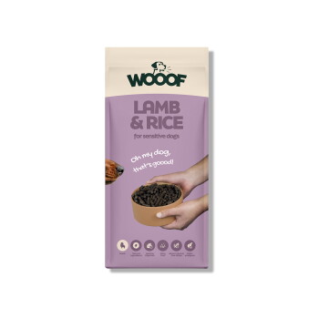 WOOOF Lamm & Reis Hundefutterbeutel, lila, Hände halten eine Schüssel mit Kroketten, Hundeschnauze, sichtbarer Text 'Oh my dog, that's goood!'