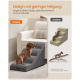 Dackel auf gepolsterten grauen Haustiertreppen neben einem Sofa; deutscher Text: 'Design mit geringer Neigung' und Buttons 'Unsere' und 'Andere'.