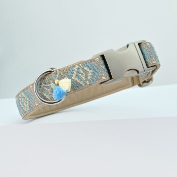 Stylische Haustierhalsband mit einem gewebten blauen und beigen Muster, mit einer silbernen Schnalle und dekorativen Quasten in Blau und Gelb.