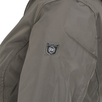 Eine Nahaufnahme einer grauen Haustierjacke mit dem Knuufelwuff-Logo auf der Schulter, die ihr strapazierfähiges Material und Design zeigt.