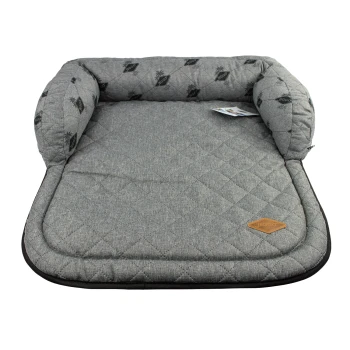 Graues Haustierbett mit gestepptem Muster und erhöhten Rändern, mit einem kleinen braunen Logo-Tag.