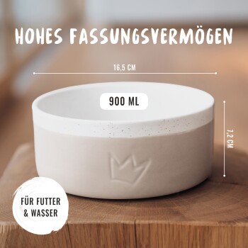 Futter- und Wassernapf für Haustiere mit einem Fassungsvermögen von 900 ml, mit einem Durchmesser von 16,5 cm und einer Höhe von 7,2 cm, auf einer Holzoberfläche.