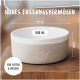 Futter- und Wassernapf für Haustiere mit einem Fassungsvermögen von 900 ml, mit einem Durchmesser von 16,5 cm und einer Höhe von 7,2 cm, auf einer Holzoberfläche.