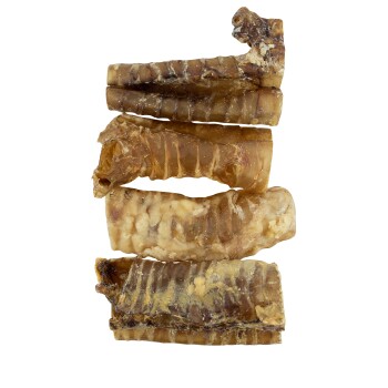 Ein Stapel von fünf kaubaren Hundeleckerlis, die gerollter und getrockneter Tierhaut ähneln, auf einem weißen Hintergrund präsentiert.