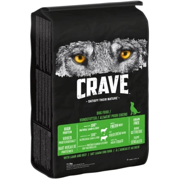 Schwarze Hundefuttertüte mit dem Gesicht eines Wolfes und gelben Augen, beschriftet mit "CRAVE - Satisfy Their Nature," hoher Proteingehalt, getreidefrei, natürliches Lamm und Rind.