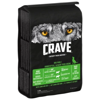 Schwarze Hundefuttertüte mit dem Gesicht eines Wolfes und gelben Augen, beschriftet mit "CRAVE - Satisfy Their Nature," hoher Proteingehalt, getreidefrei, natürliches Lamm und Rind.