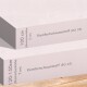 Nahaufnahme von zwei Schaumstoffmatratzenlagen mit der Beschriftung "Komfortschaumstoff (RG 25)" mit den Maßen 100 cm und 120-150 cm, Matratzenhöhen 5 cm und 7 cm.