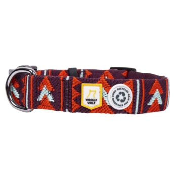 Buntes Hundehalsband mit einem geometrischen Muster in Orange, Rot und Teal, mit dem Logo "Woolly Wolf" und einem Recycling-Symbol.