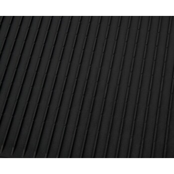 Eine faltbare Tierrampe mit einer schwarzen strukturierten Oberfläche und einem silbernen Aluminiumrahmen, die dazu dient, Haustieren den Zugang zu höheren Bereichen zu erleichtern.