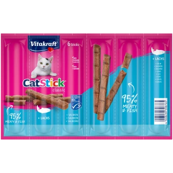 Vitakraft CatStick klassische Katzenleckerlis Verpackung mit einer weißen Katze, mit 6 Sticks, beschriftet mit "95% Fleisch & Fisch," und "Kein Zuckerzusatz, Kein Getreide."