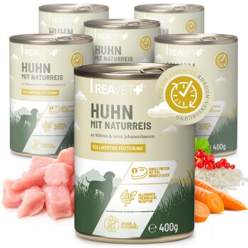 Dosen von REAVET+ Hundefutter, beschriftet mit "Huhn mit Naturreis," das Huhn, Karotten und rote Johannisbeeren enthält, mit Nährwertangaben und Allergenen.