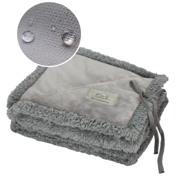 Eine gefaltete graue Haustierdecke mit einer weichen, flauschigen Textur und einem Etikett, das 'ilarduna' liest. Ein Ausschnitt zeigt Wassertropfen auf dem Stoff.