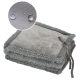 Eine gefaltete graue Haustierdecke mit einer weichen, flauschigen Textur und einem Etikett, das 'ilarduna' liest. Ein Ausschnitt zeigt Wassertropfen auf dem Stoff.