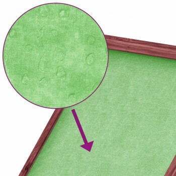 Nahaufnahme einer strukturierten grünen Haustiermatte mit einem Holzrahmen, die ihre weiche Oberfläche und feuchtigkeitsbeständigen Eigenschaften hervorhebt.